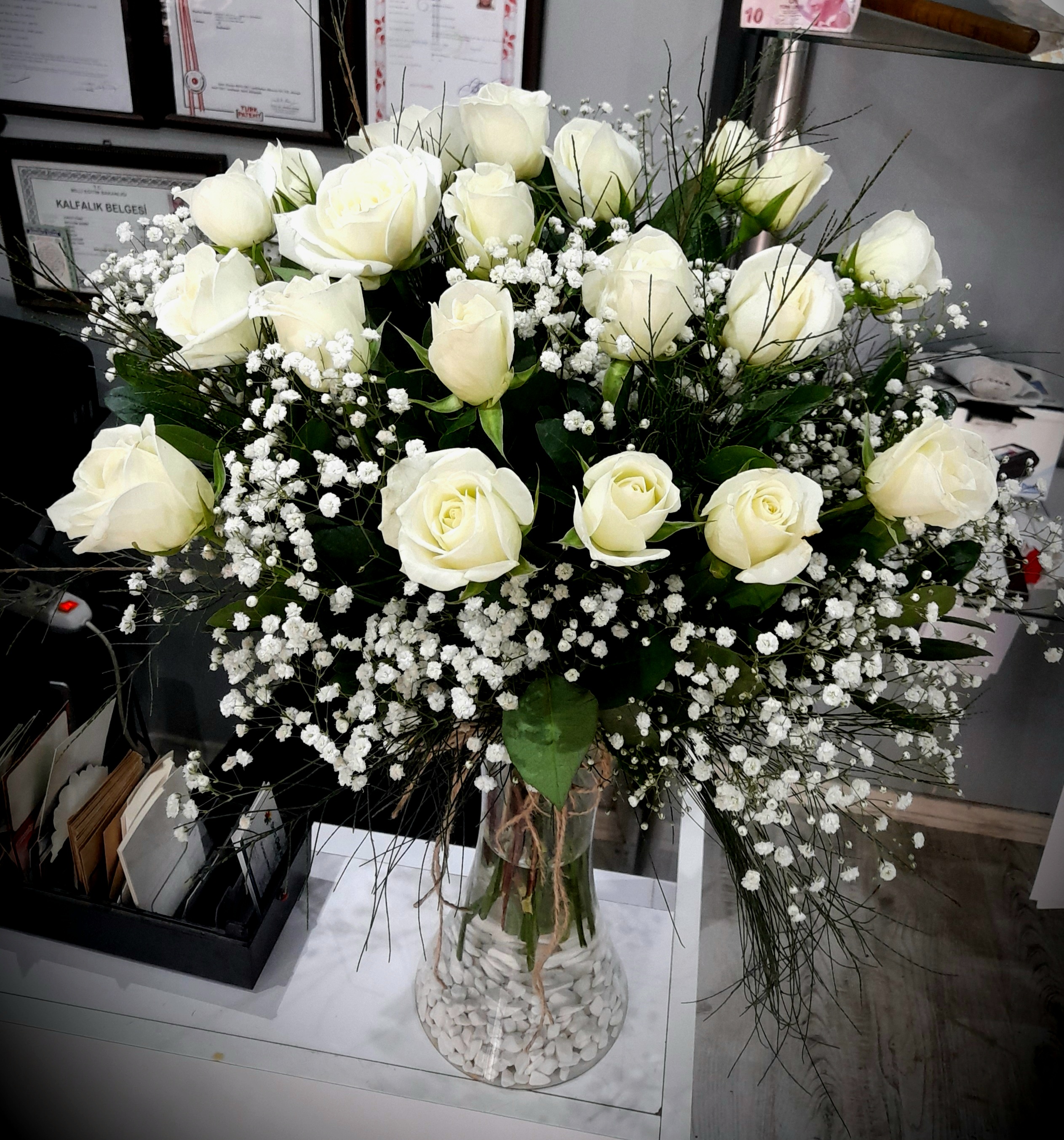 vazoda 19 adet beyazgül