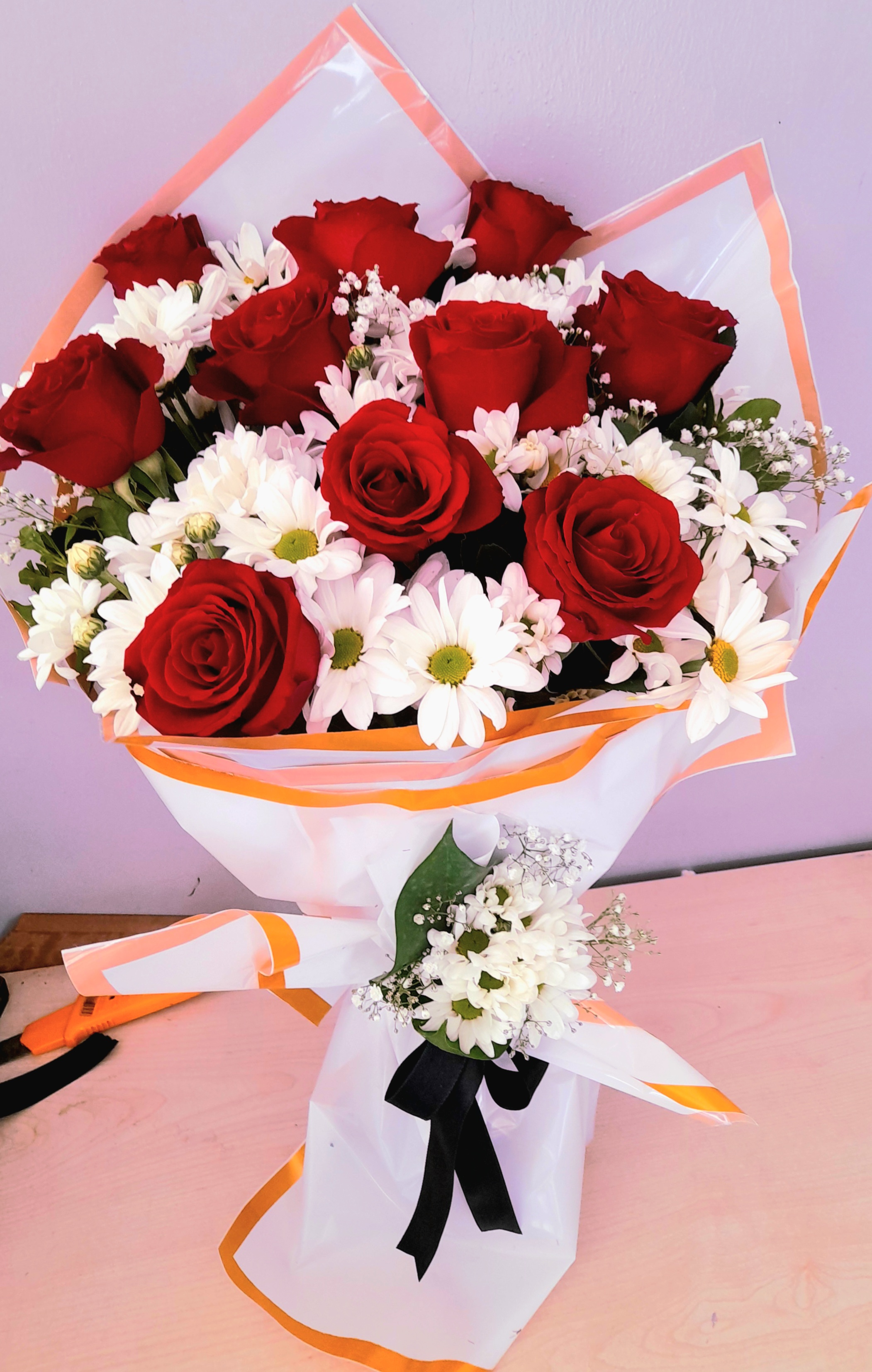 bayraklı çiçekçi sıcak sevgi